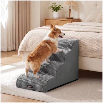 Corgi klettert die grauen, strukturierten Haustiertreppen neben dem Bett hinauf; Etikett 'feandrea' sichtbar.