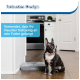 Ein Boston Terrier sitzt neben einem PetSafe-Futterautomaten auf einem Holzboden mit dem Text: "Robustes Design" und "Verhindert frühes Füttern."