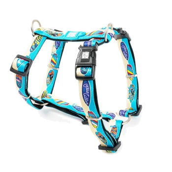 Blau-beiges verstellbares Hundegeschirr mit bunten Surfbrettmustern und "O'Neill Cali"-Text auf den Riemen.