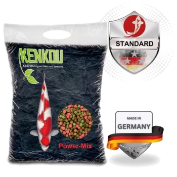Tüte KENKOU Power-Mix Koi-Futter mit Koi-Abbildung und Pellets; Schilde mit der Aufschrift STANDARD und MADE IN GERMANY.