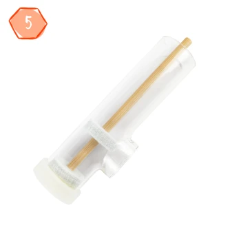 Klare Glas-Tierwasserflasche mit einem Bambusstrohhalm, mit einem weißen Boden und zwei rutschfesten Bändern für eine einfache Handhabung.