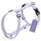 Ein lavendelfarbenes Haustiergeschirr mit schwarzen Schnallen und verstellbaren Riemen, ausgestattet mit einem Etikett, das 'PETA Approved VEGAN' besagt.