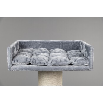Grau gepolsterter Haustierbett mit gestepptem Kissen, auf einem sisalumwickelten Pfosten, vor einem neutralen Hintergrund.