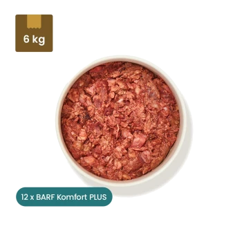 Verpackung für rohes Hundefutter mit der Aufschrift "Barf Komfort PLUS Rind" mit Nährwertangaben, neben einer Schüssel mit dem Futter.