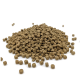 Ein Haufen kleiner, brauner, quadratischer Tierfutterpellets auf einem weißen Hintergrund.