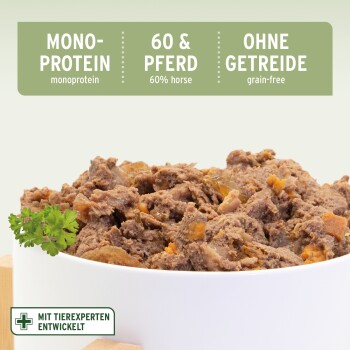 Getreidefreies Tierfutter in einer weißen Schüssel, mit 60% Pferdefleisch und Gemüse, mit "Monoprotein" und "entwickelt mit Tierexperten."