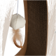 Un gros plan d'un jouet pour chat avec une balle douce de couleur crème et une queue en plumes, suspendu à un poteau à gratter en bois.