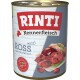 Dosen-Hundefutter mit der Aufschrift "RINTI Kennerfleisch mit ROSS," mit Fleisch- und Leberstücken auf einem hellen Hintergrund, getreidefrei.