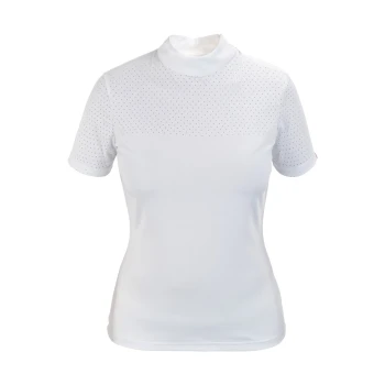 Weißes Kurzarmhemd mit hohem Kragen und gepunktetem Muster, auf einem schlichten Hintergrund präsentiert.