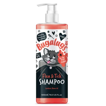 Flasche Bugalugs Floh- und Zecken-Shampoo, 500ml, mit einer Cartoon-Katze, veganem Etikett und Text, der Neemöl und humane Tests hervorhebt.
