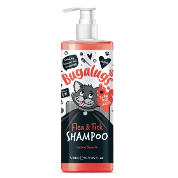 Flasche Bugalugs Floh- und Zecken-Shampoo, 500ml, mit einer Cartoon-Katze, veganem Etikett und Text, der Neemöl und humane Tests hervorhebt.