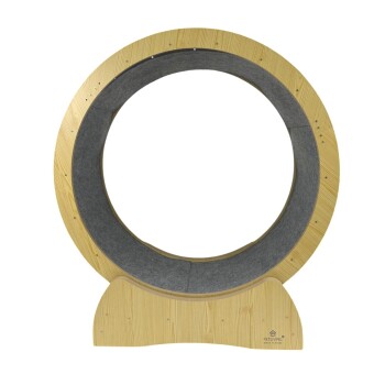 Holz-Haustier-Übungsrad mit einem grauen Filzinnenraum, entworfen für kleine Haustiere, mit einem stabilen Sockel und einer natürlichen Holzoberfläche.
