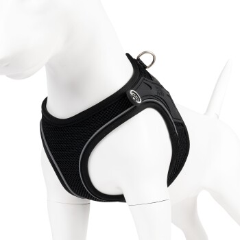 Schwarzes atmungsaktives Netz-Hundegeschirr mit reflektierendem Rand und Metall-Leinenring an weißer Hundemannequin.