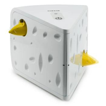 Automatisches Katzenspielzeug Cheese Ein dreieckiges, weißes, käseförmiges Spielzeug mit Löchern, mit gelben Mäuseköpfen, die von zwei Seiten herausragen, und dem Wort "KÄSE" oben.