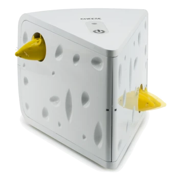 Ein dreieckiges, weißes, käseförmiges Spielzeug mit Löchern, mit gelben Mäuseköpfen, die von zwei Seiten herausragen, und dem Wort "KÄSE" oben.