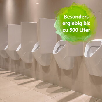 Reihe weißer Urinale an gefliester Wand mit Schatten; grünes Badge mit Text 'Besonders ergiebig bis zu 500 Liter'.