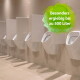 Reihe weißer Urinale an gefliester Wand mit Schatten; grünes Badge mit Text 'Besonders ergiebig bis zu 500 Liter'.