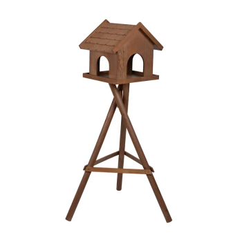 Maison pour animaux en bois sur un support trépied, avec un toit incliné et deux entrées en arc, idéale pour les petits animaux.
