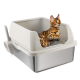 Bengalkatze in einer beige überdachten Katzentoilette mit grauer Basis und befestigter Schaufel