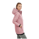 Eine Frau trägt eine stylische rosa Daunenjacke mit Kapuze, die eine Reißverschlusstasche und ein gestepptes Design aufweist, und steht seitlich.