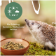 Ein Igel neben einer braunen Schüssel mit Haustierfutter, mit dem Text "Für Frühling, Sommer, Herbst und Winter" darüber.