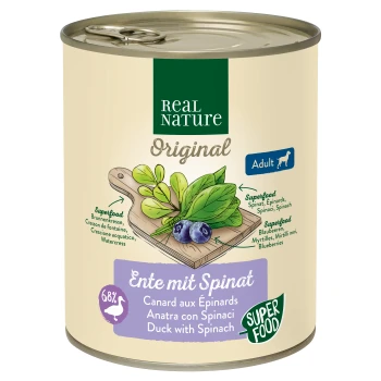 Blik hondenvoer 'Real Nature Original' met 'Eend met Spinazie' label, met superfoods zoals spinazie en bosbessen.