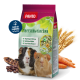 Ein Sack PANTO Meerschweinchenfutter mit zwei Meerschweinchen auf der Vorderseite, mit Text, der eine ausgewogene Mischung, natürliche Pflanzenfasern und zusätzliches Vitamin C hervorhebt.