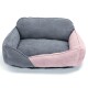 Graues und rosa weiches rechteckiges Haustierbett mit erhöhten Seiten auf weißem Hintergrund.