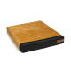 Ein quadratisches Haustierbett mit einer weichen, goldbraunen Wildlederoberfläche und einem schwarzen Stoffboden, mit einem kleinen Etikett an der Seite.