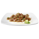 Zartes, zerrissenes Fleisch mit Stücken von grüner Paprika, serviert auf einem weißen Teller, mit einer herzhaften Sauce.