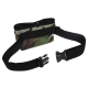 Camo-musterte Leckerlitasche für Haustiere mit einem schwarzen verstellbaren Gürtel und Schnalle, entworfen für praktisches Training und Spaziergänge mit Haustieren.