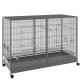 Grande cage à oiseaux en métal gris avec deux compartiments, perchoirs en bois et roues roulantes pour un déplacement facile.