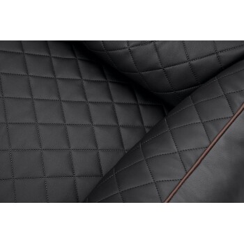 Nahaufnahme eines schwarzen, gesteppten Haustierbettes mit glatter Textur und kontrastierenden braunen Nähten.