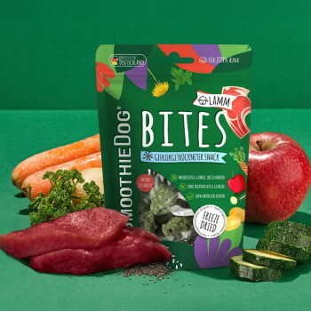 Grüne Packung SmoothieDog BITES (Lamm, gefriergetrocknet) mit rohem Lamm, Karotten, Apfel und Zucchini