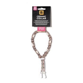 Beige geflochtenes Hundehalsband aus Keramik mit weißen Perlen auf einer Kartenverpackung mit der Aufschrift 'KERAMIK-HALSBAND' und 'GRÖSSE XS 26–32 CM'