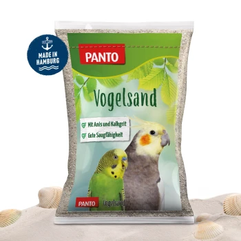 Ein Beutel Panto Vogelsand mit einem grünen Wellensittich und einem grauen Nymphensittich. Der Text lautet "Mit Anis und Kalgrit" und "Gute Saugfähigkeit."