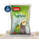 Ein Beutel Panto Vogelsand mit einem grünen Wellensittich und einem grauen Nymphensittich. Der Text lautet "Mit Anis und Kalgrit" und "Gute Saugfähigkeit."