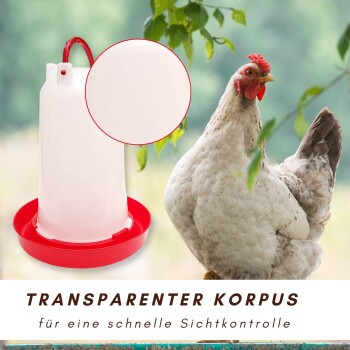 Transparenter Tränker mit rotem Sockel neben einer Henne; sichtbarer Text: "TRANSPARENTER KORPUS, für eine schnelle Sichtkontrolle"