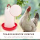 Transparenter Tränker mit rotem Sockel neben einer Henne; sichtbarer Text: "TRANSPARENTER KORPUS, für eine schnelle Sichtkontrolle"