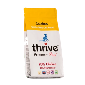 Tüte mit Thrive PremiumPlus getreidefreiem Katzenfutter, beschriftet mit 'Huhn', mit 90% Hühneranteil und dem Slogan '0% Nonsense'.