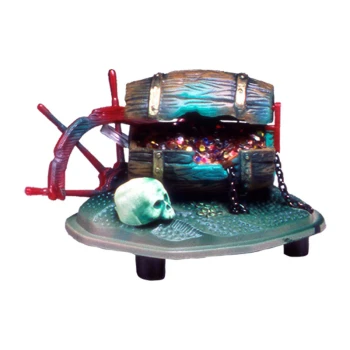 Dekoracyjny przedmiot ze sklepu zoologicznego przedstawiający skrzynię skarbów z kolorowymi klejnotami, zieloną czaszką i łańcuchami, umieszczony na teksturowanej podstawie.