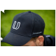 Nahaufnahme einer Person, die eine schwarze Kappe mit einem weißen "U"-Logo auf der Vorderseite und dem Text "Hufeisenliebe" an der Seite trägt.
