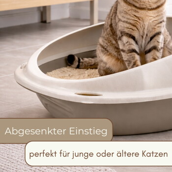 Getigerte Katze in einer beigen Katzentoilette mit niedrigem Einstieg; sichtbarer Text: 'Abgesenkter Einstieg' und 'perfekt für junge oder ältere Katzen'.