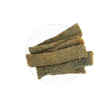 Ein klarer Glasplatte hält mehrere dunkle, strukturierte Fischhaut-Leckerlis, die ordentlich gestapelt sind, ideal für Haustiersnacks.