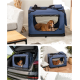 Ein flauschiger sibirischer Husky, der in einem blauen Haustierträger mit Netzfenstern entspannt, was Komfort und Entspannung zeigt.