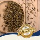 Getrocknete Mehlwürmer in einer Holzschale auf einer Holzoberfläche mit einem goldenen Abzeichen mit der Aufschrift „15 Jahren Best Quality“ auf Deutsch.