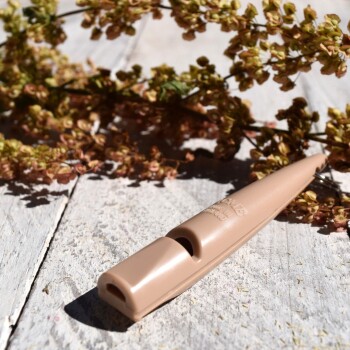 Hand hält eine 80mm beige Pfeife mit Schlüsselring und Umhängeband, deutscher Text hebt Größe, Hygienetest, praktischen Verschluss und Anleitung hervor.