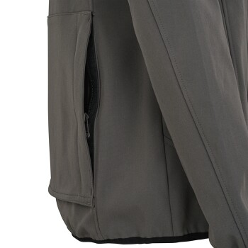 Eine Nahaufnahme einer grauen Haustierjacke mit einer Reißverschlusstasche an der Seite, die ihren strapazierfähigen Stoff und ihr praktisches Design zeigt.