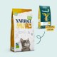 Sac de nourriture pour chats Yarrah Bio Adult avec un chat regardant vers le haut, mettant en avant 30 % de protéines et 14 % de matières grasses ; étiquette "Coming Soon" sur la droite.