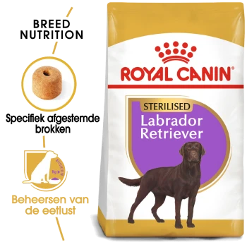 Royal Canin Sterilised Labrador Retriever hondenvoer zak, met een illustratie van een bruine Labrador, met tekst over voeding voor het ras en portiecontrole.